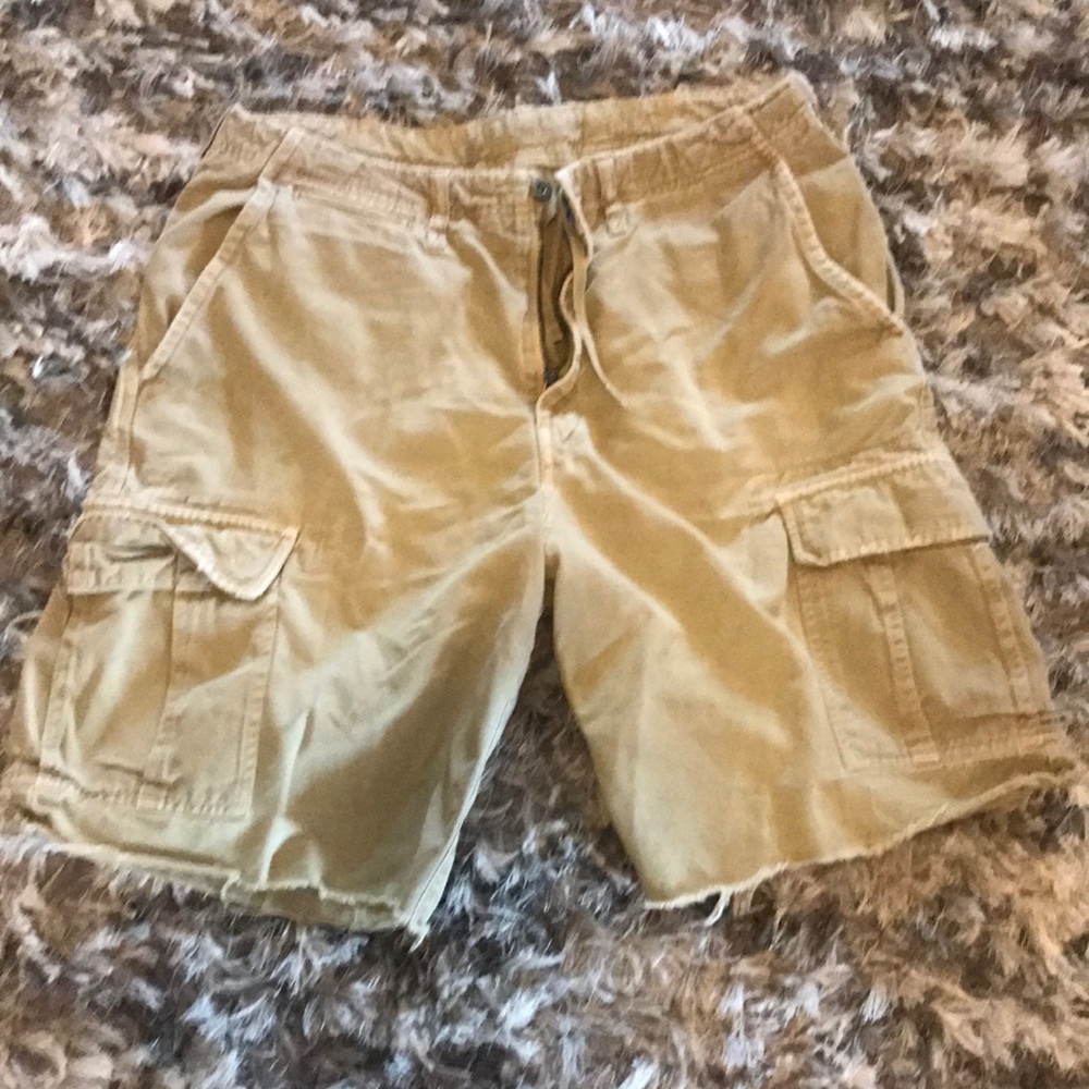 Men’s cargo khaki shorts